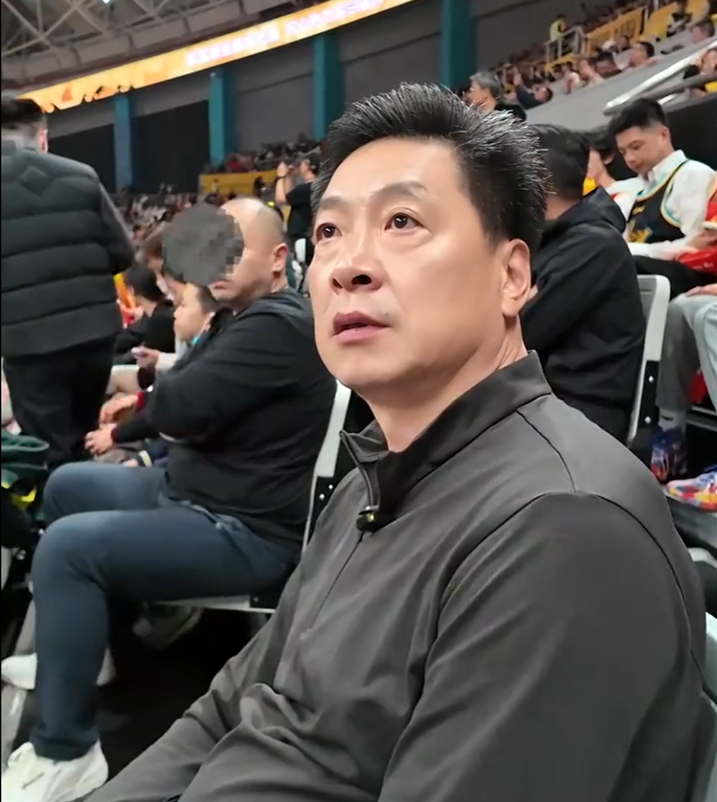 李春江观看CBA揭幕战！看到胡金秋戴上冠军戒指，眼里泛起了泪花