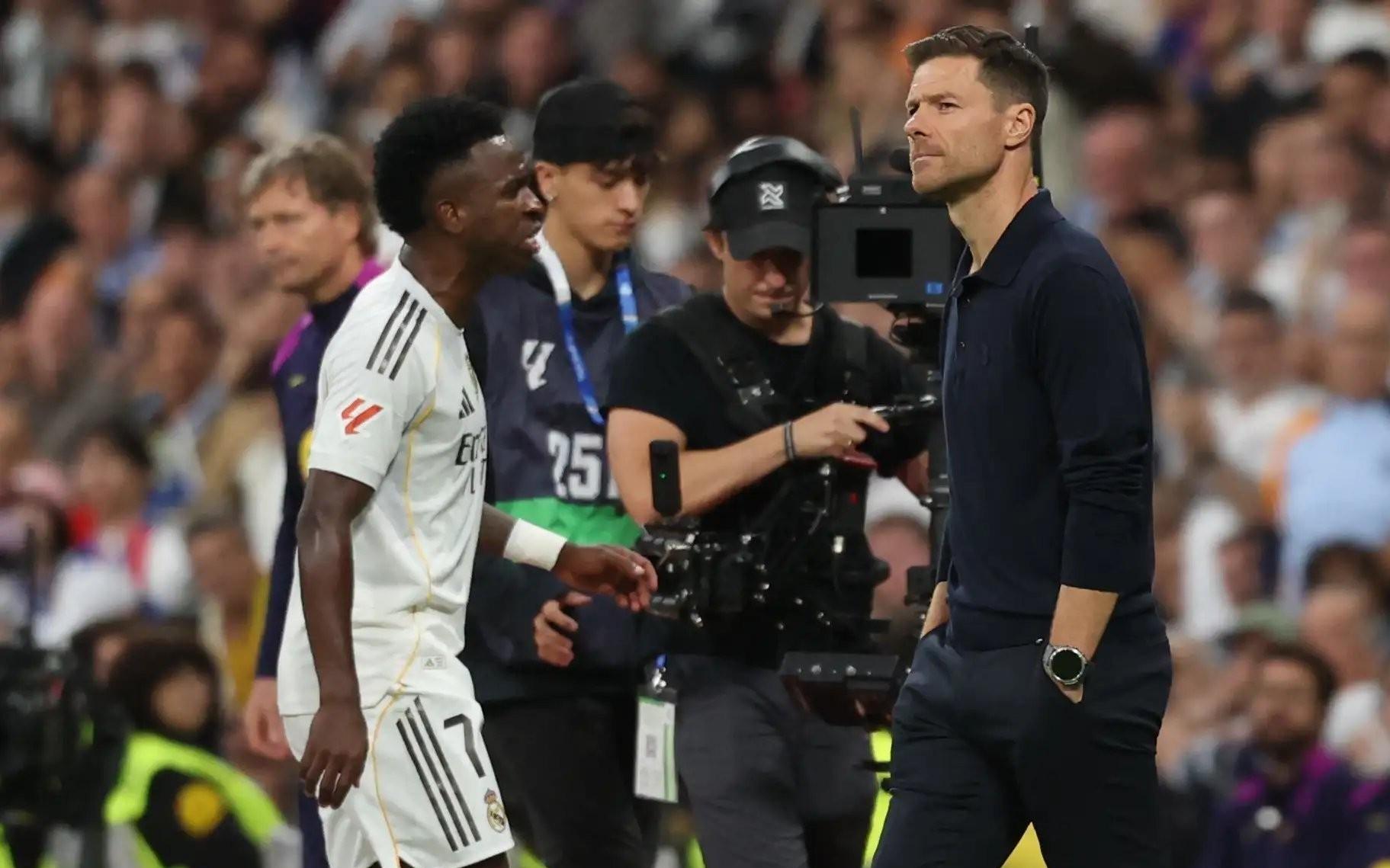 世体：维尼修斯与阿隆索拥抱致意，更衣室内紧张氛围有所缓解