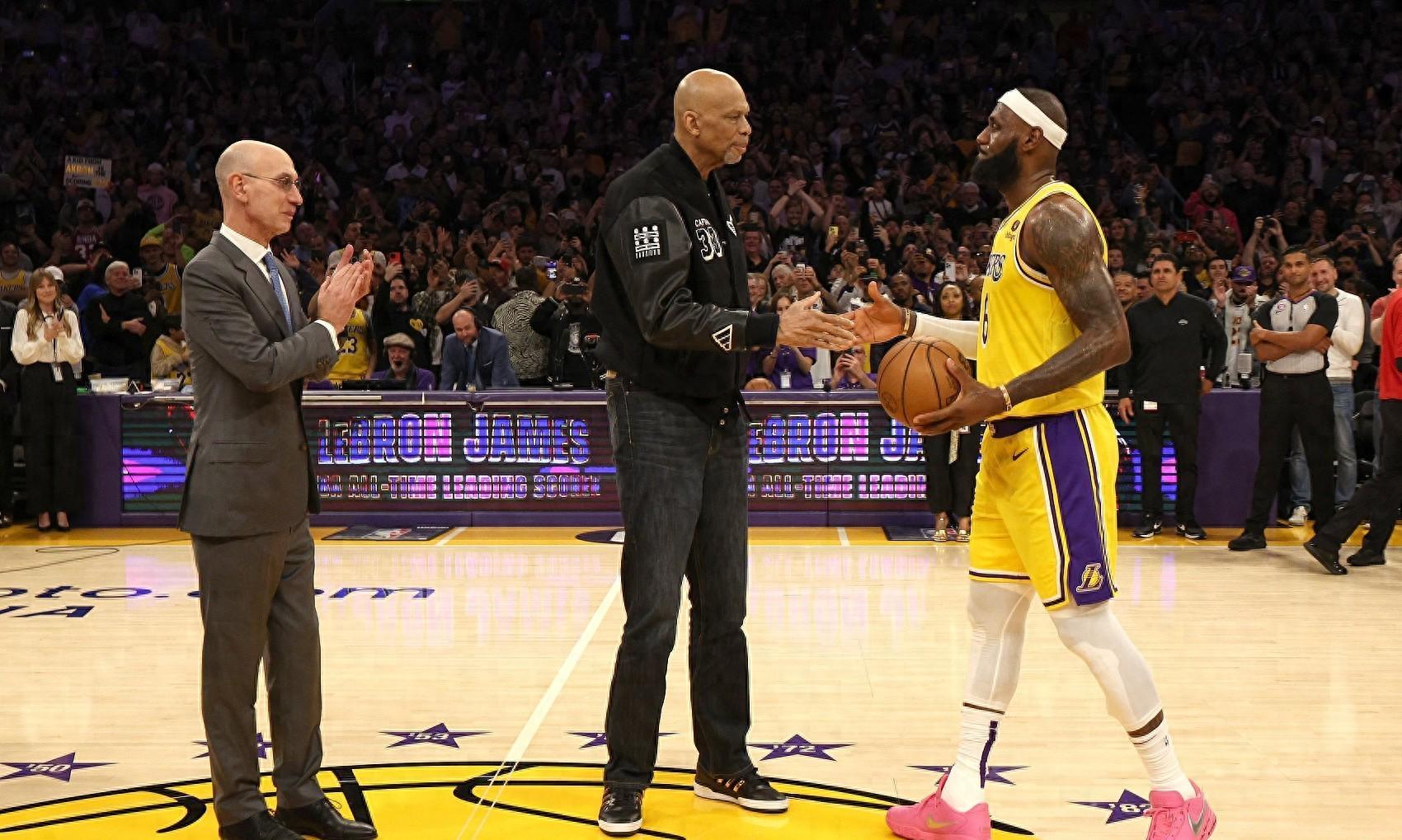 詹姆斯亲述登顶历史得分王的那一刻：贾巴尔递球瞬间像梦一样