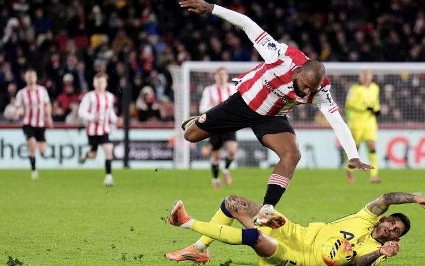 球队进攻乏力，热刺球迷在球场高唱“无聊、无聊的热刺”