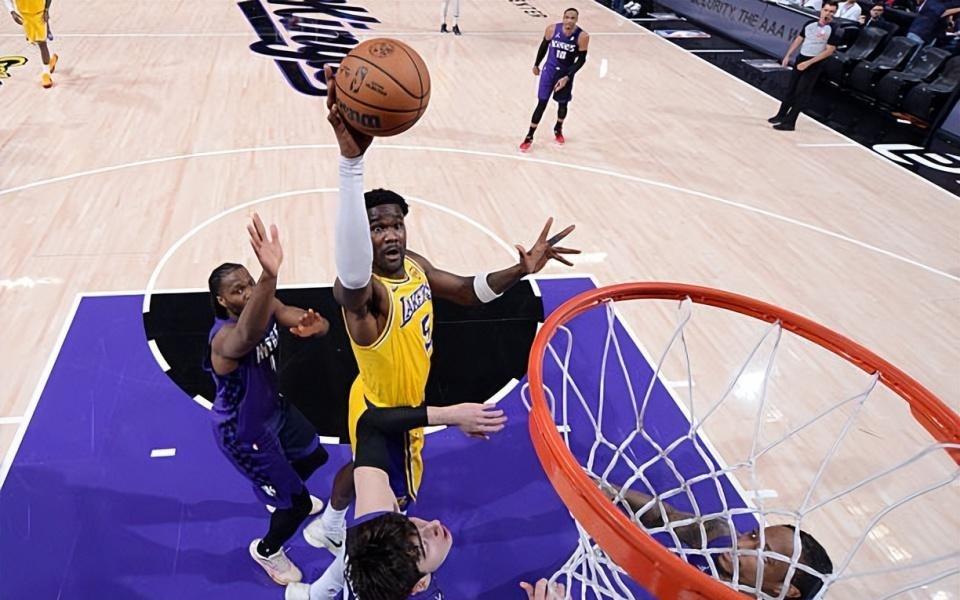 打得太别扭了！湖人内线支柱根本发挥不出自己的全部才能