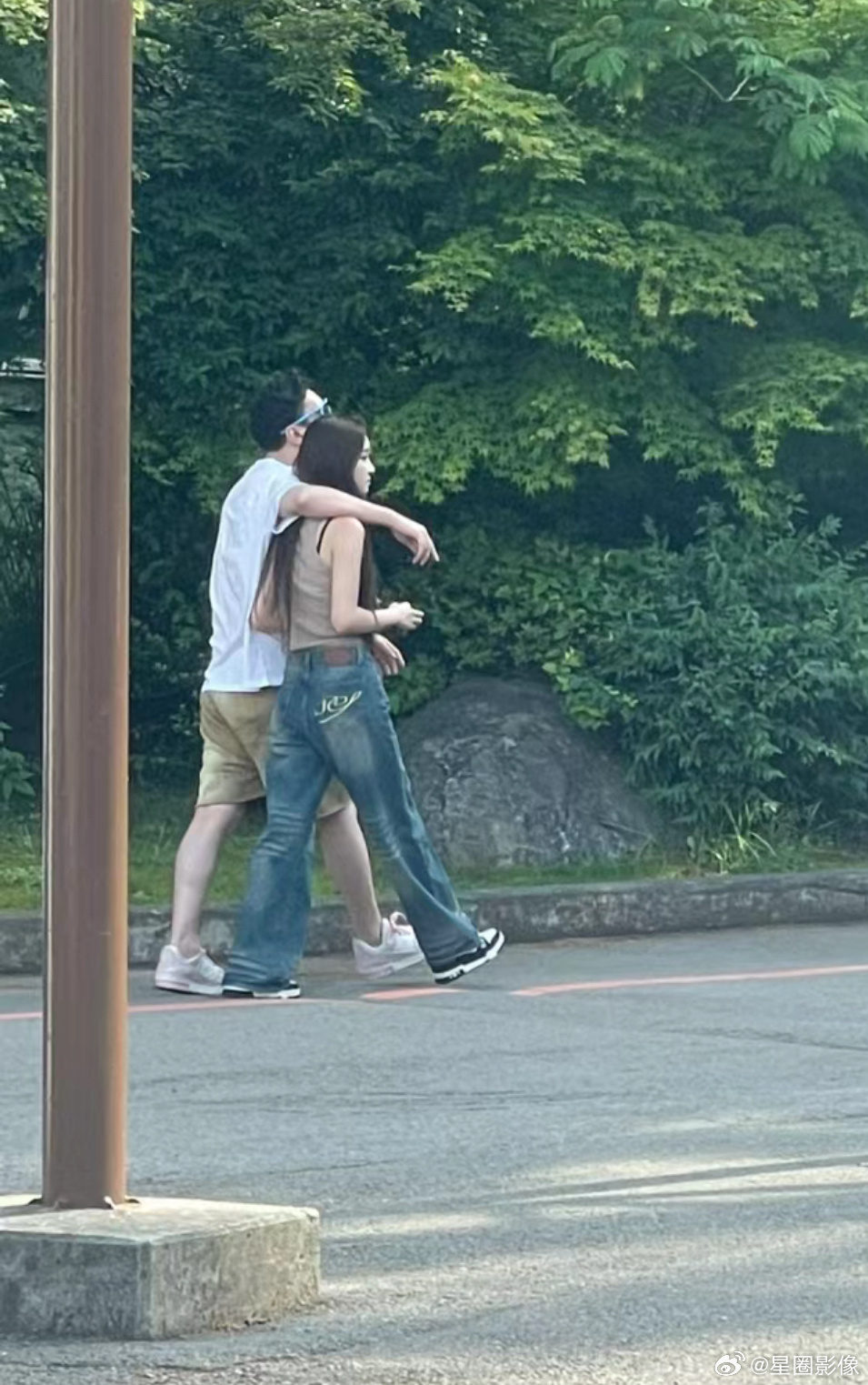 孩子的问题不大！网友日本再次偶遇王思聪与女友勾肩搭背