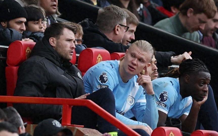 未进球！曼联球迷嘲讽哈兰德：你爸还好吗