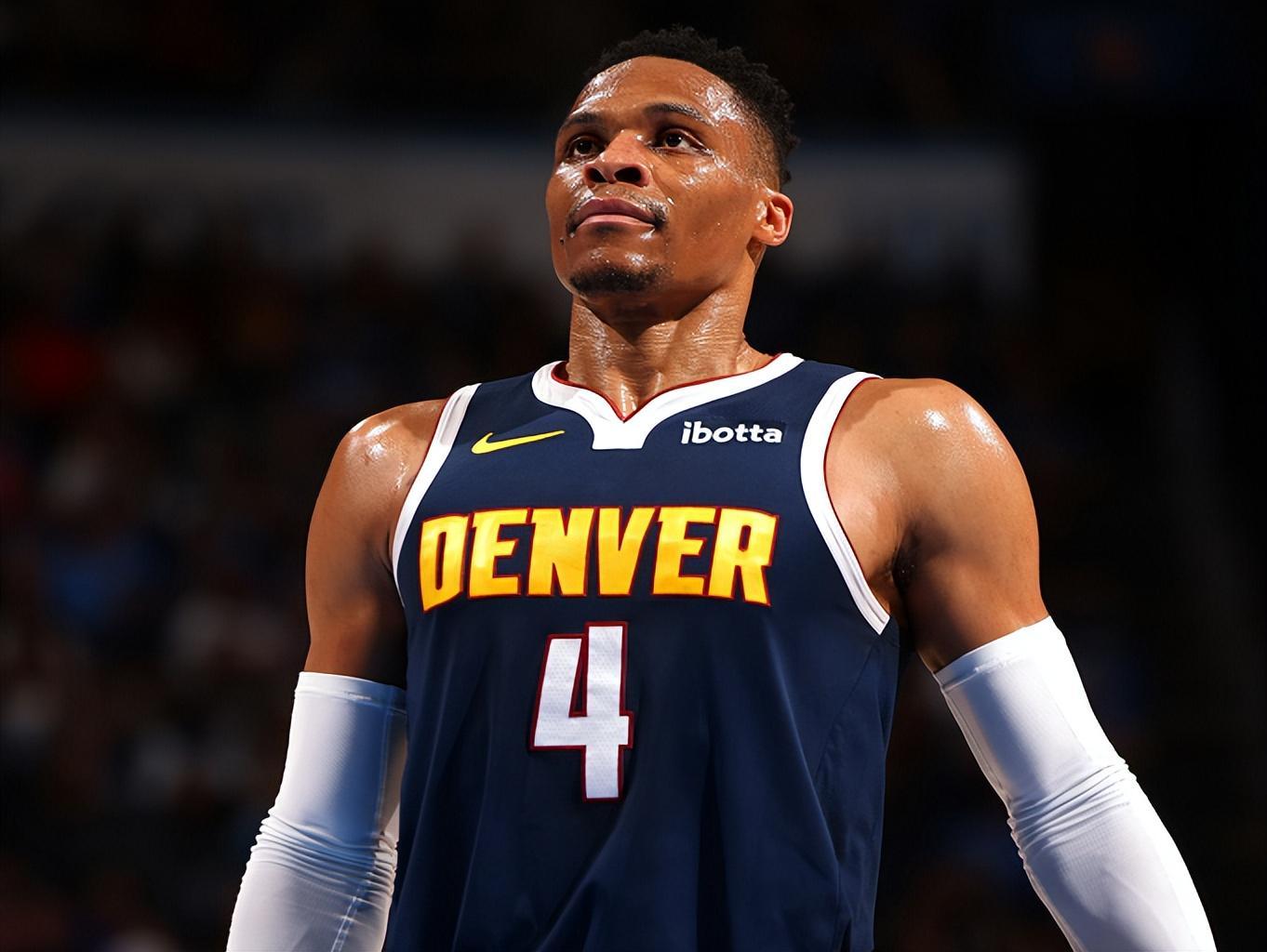 1年360万美金！历史首人！NBA最体面老控卫诞生，威少太难了