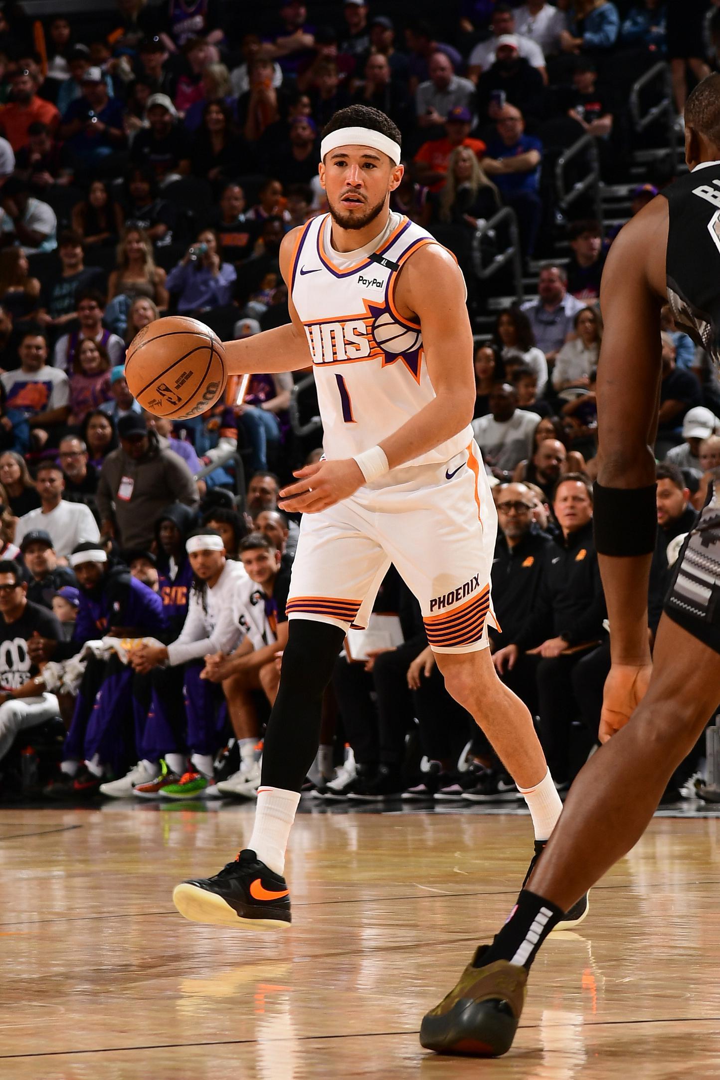 下半场状态一般！布克12中4&8罚7中得到18分5板5助