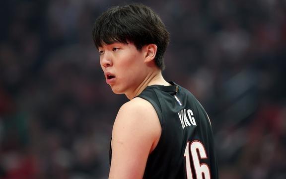杨瀚森NBA常规赛首秀2分1篮板开拓者主场不敌森林狼
