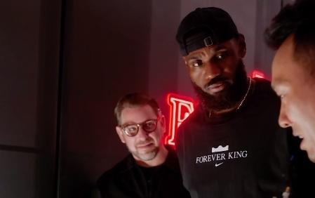 颜值如何品牌方为詹姆斯展示中国特别款球鞋