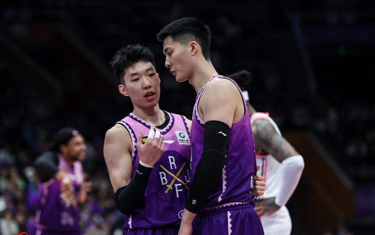 20分大败！张庆鹏还不下课除了外援没人帮忙，丁伟笑而不语