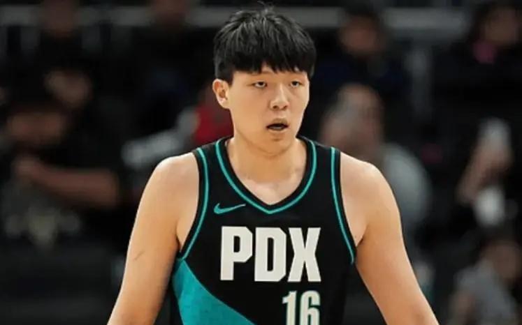 杨瀚森刚猛一节又垮！首节完美辅助，次节1分钟被轰80，太被动了