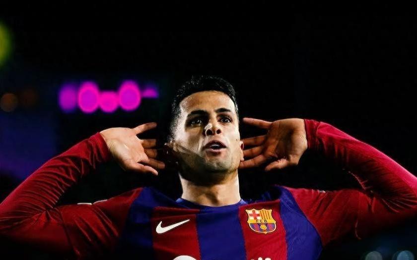 从国米手中抢人！昔日后卫火线回归，巴萨后防迎来“万能钥匙”