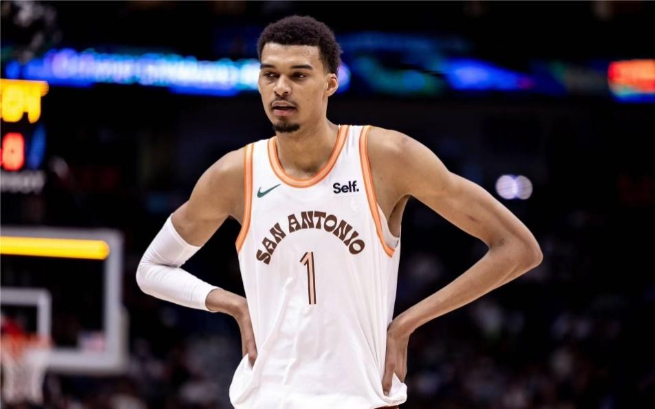 他才21岁啊！文班亚马25+15+5+5数据升历史第七