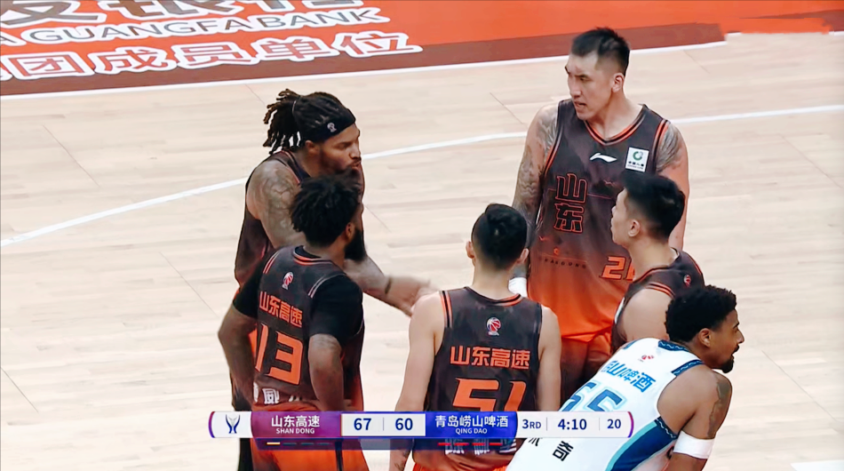 强势晋级！CBA杯最后1个8强，山东力克青岛，裁判惹众怒：2人受伤