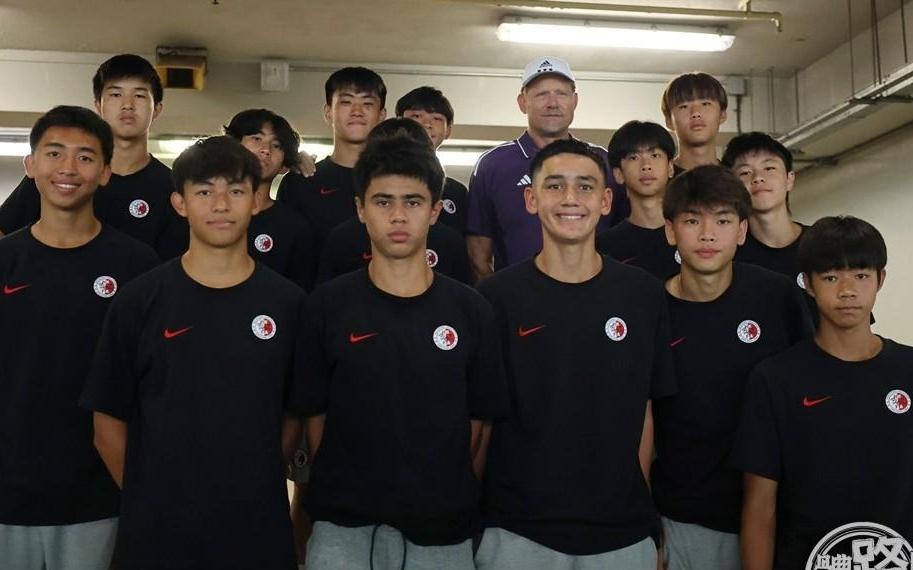 曼联名宿舒梅切尔在香港出席活动，现场指导100名小学生踢球