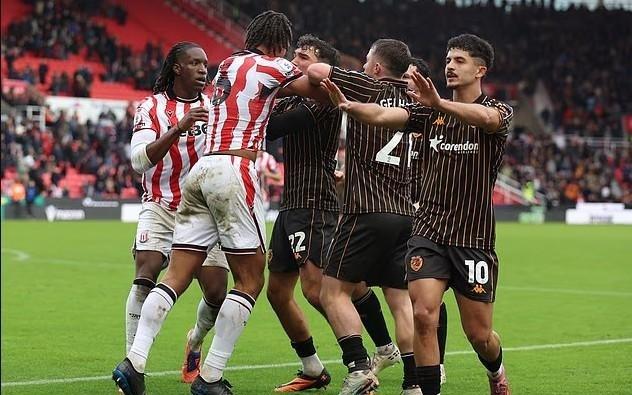 邮报：赫尔城客战斯托克城绝杀后挑衅主场球迷，引发双方冲突