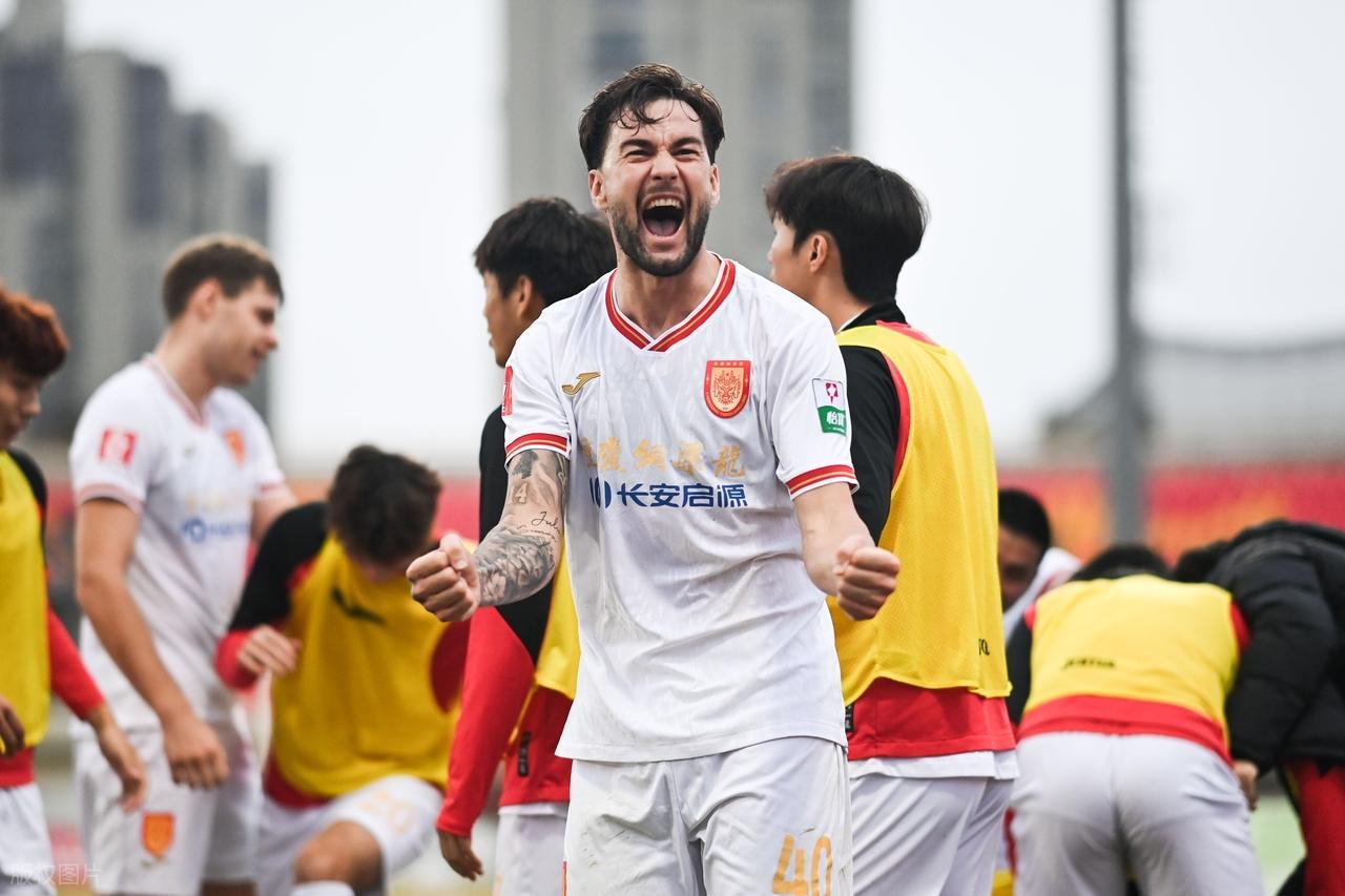 40岁老将跪地痛哭：“重庆，我把中超还回来了！”