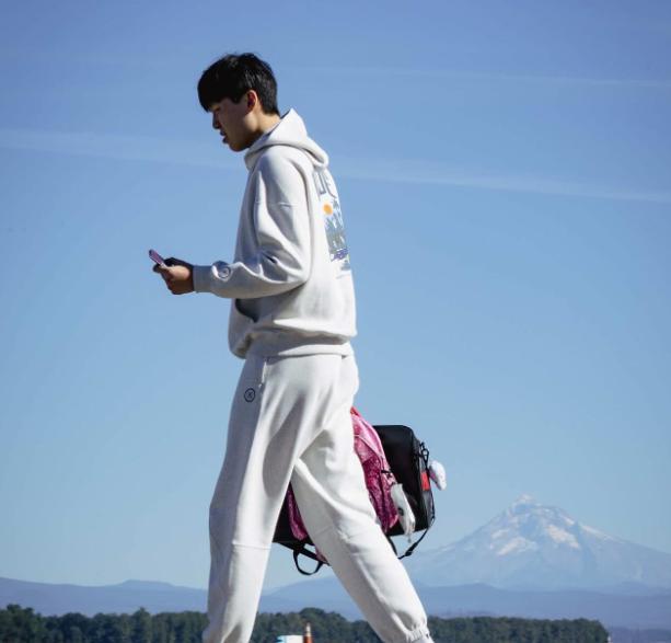 杨瀚森开心背起小书包，为他欢呼吧：杨瀚森终于开启NBA生涯！