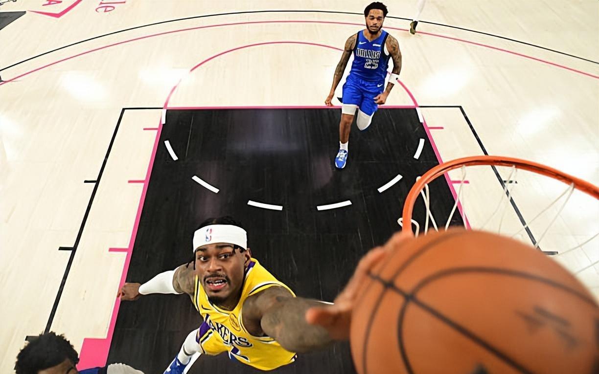 攻防两端的表现都相当抢眼，但湖人锋线大闸莫名其妙又受伤了