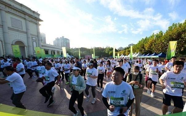 六百余名“总裁”激情开跑，“邮储银行杯”第六届上海市开发区运动会圆满闭幕