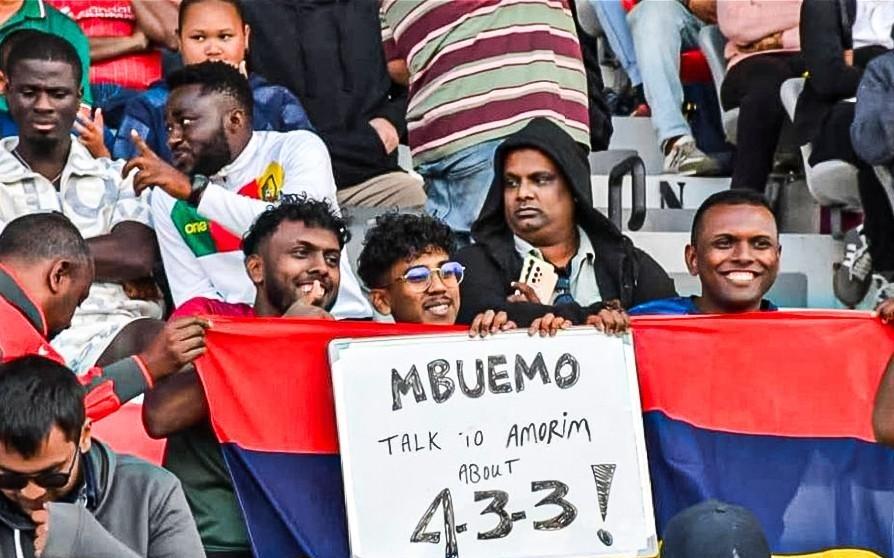 非洲球迷在看台打标语：姆伯莫，跟阿莫林聊聊433吧