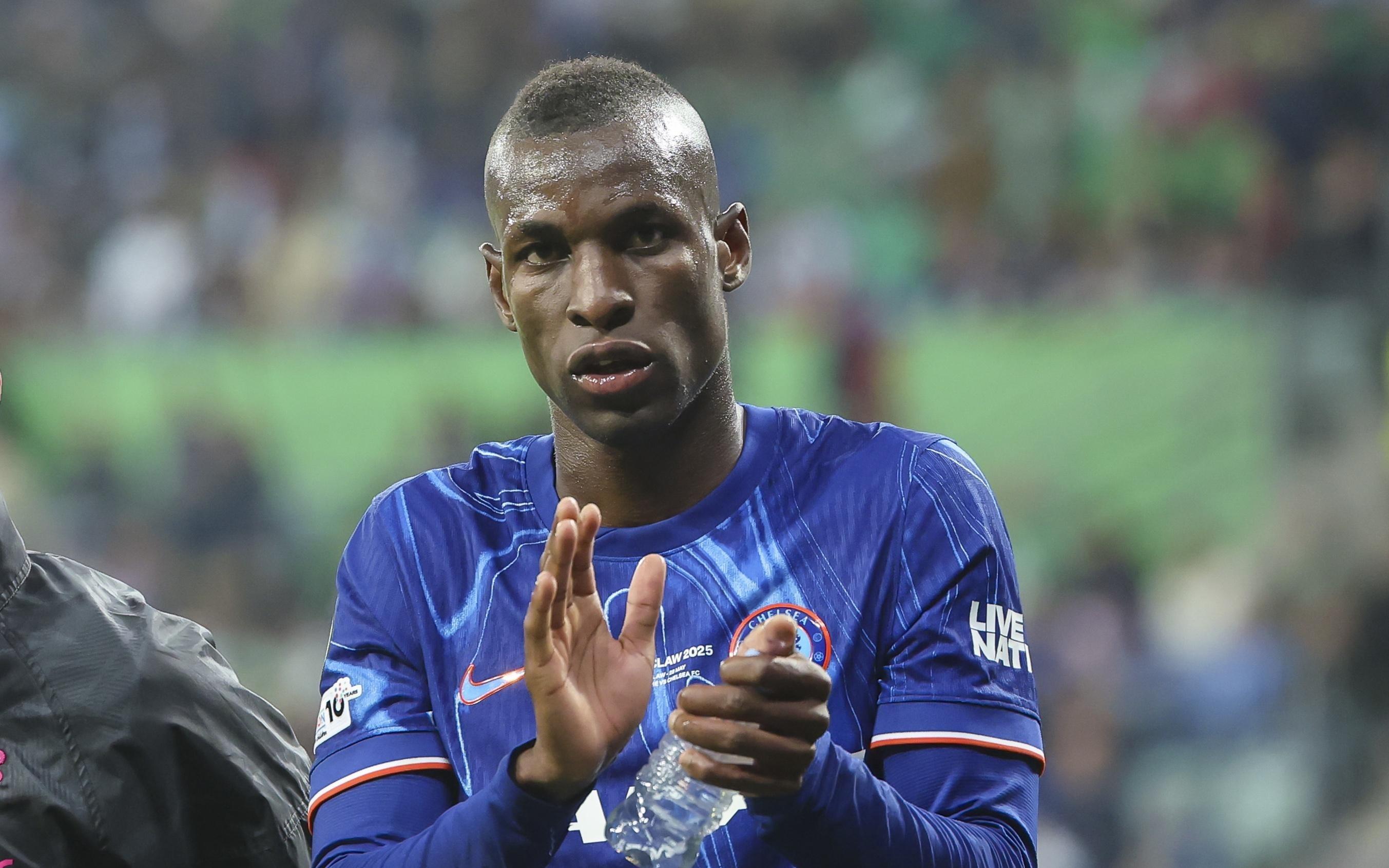 TA：西蒙斯等人能否加盟蓝军取决有无球员离队，球队正关注伊萨克