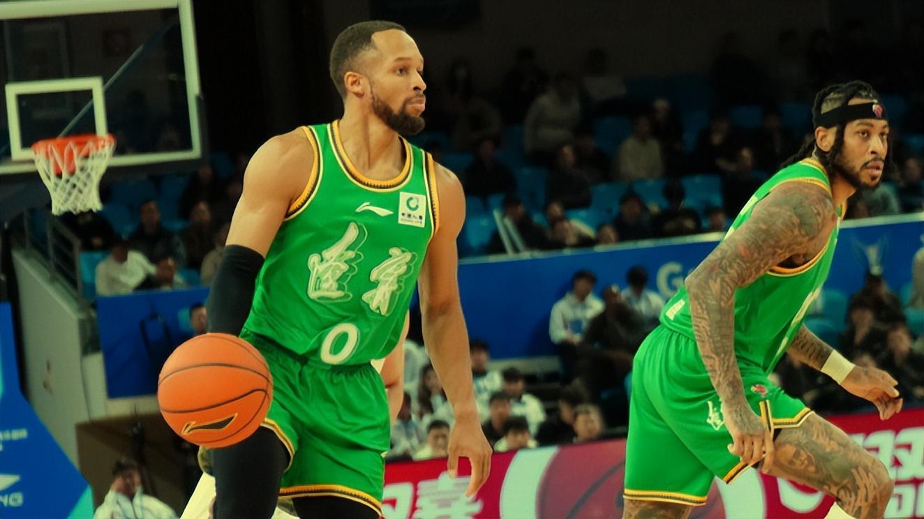 布朗轰21+3大发神威！小龙奥利弗联手贡献40分，辽篮大胜NBL劲旅