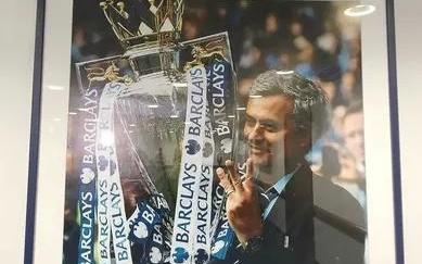 斯坦福桥发布厅挂着三张穆帅的照片，穆帅称赞俱乐部尊重历史