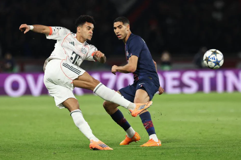 十人拜仁21巴黎！各项16连胜+欧冠4连胜登顶，迪亚斯双响+染红