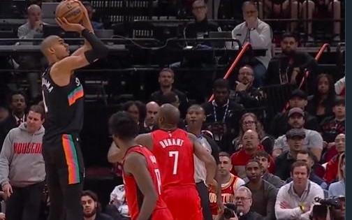 低迷，文班亚马21中5&三分7中0仅得14分，下半场几乎得分挂零