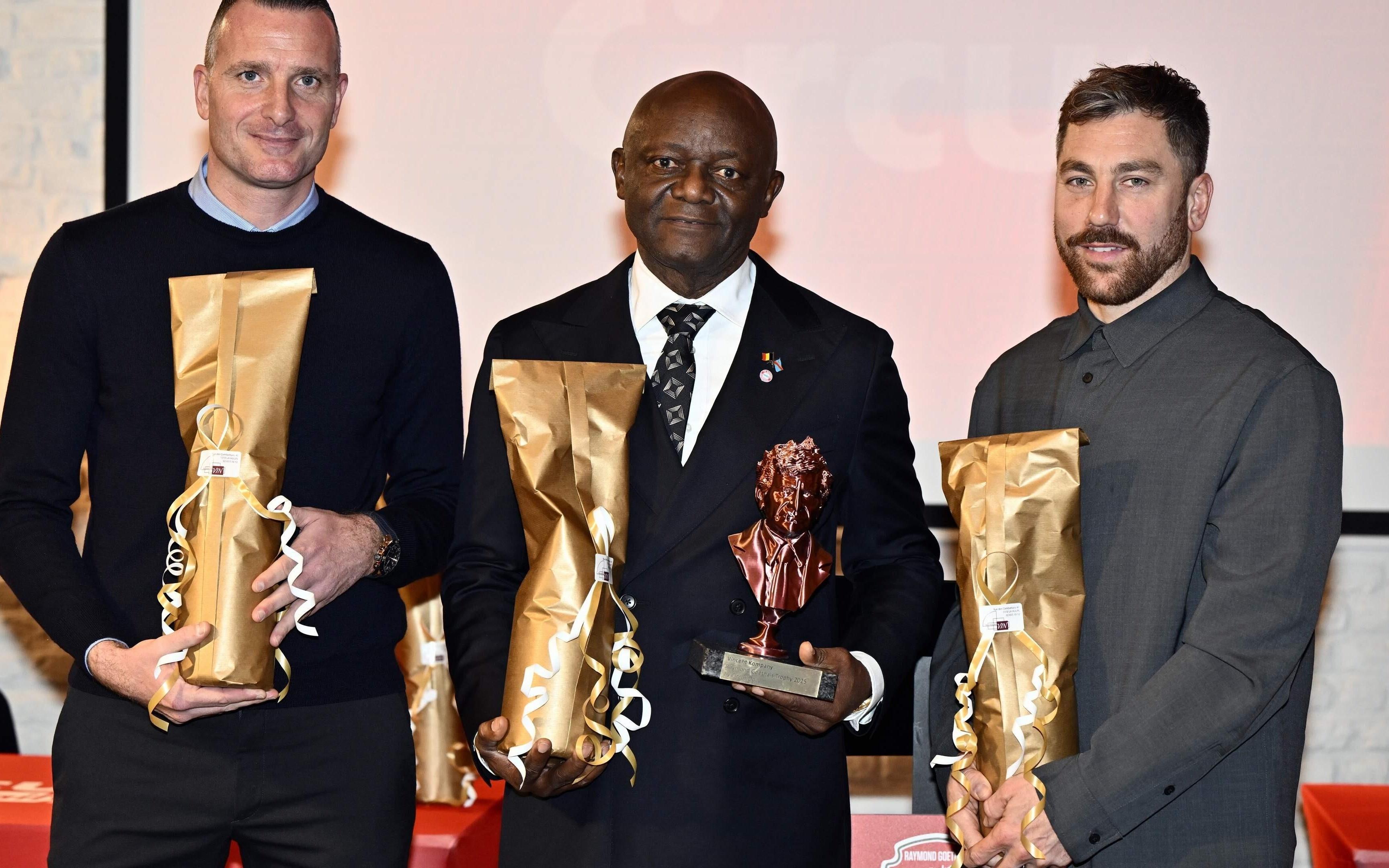 官方：拜仁主帅孔帕尼当选比利时年度