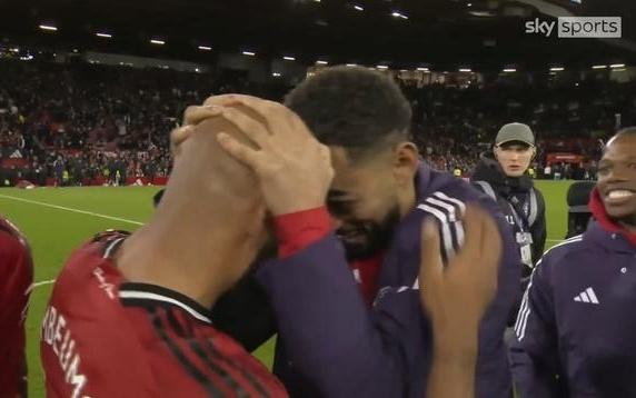 内维尔:姆伯莫库尼亚能为曼联赢下很多比赛,有机会进前六