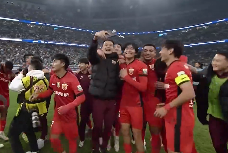 众生相！海港夺中超三连冠：全队抱成一