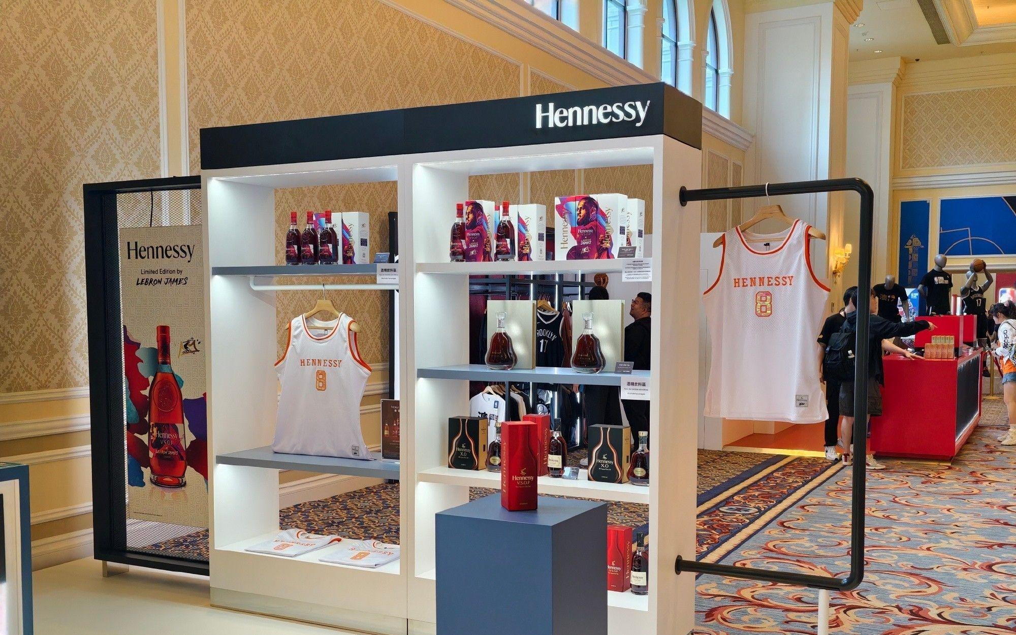 品牌代言人没来啊NBA中国赛现场摆出了轩尼诗展台