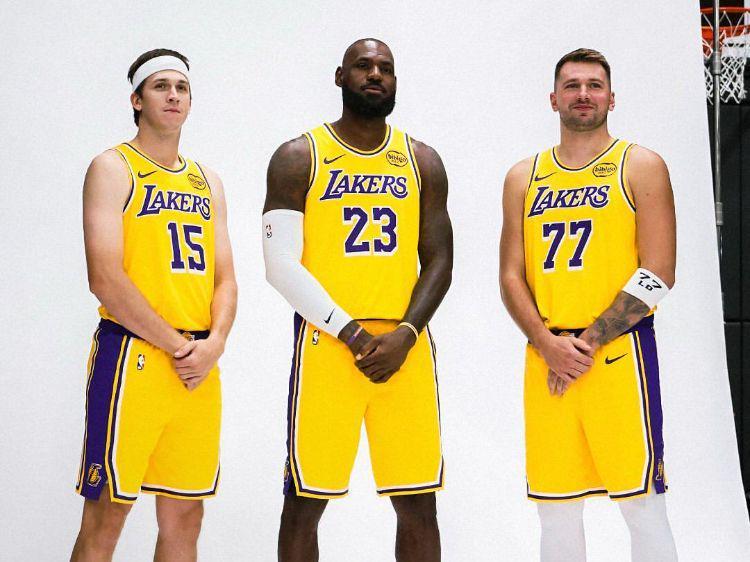 詹姆斯正式表态！不担心和湖人续约问题，是否退役主要看一件事